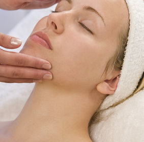 Jak skutecznie oczyścić skórę twarzy?