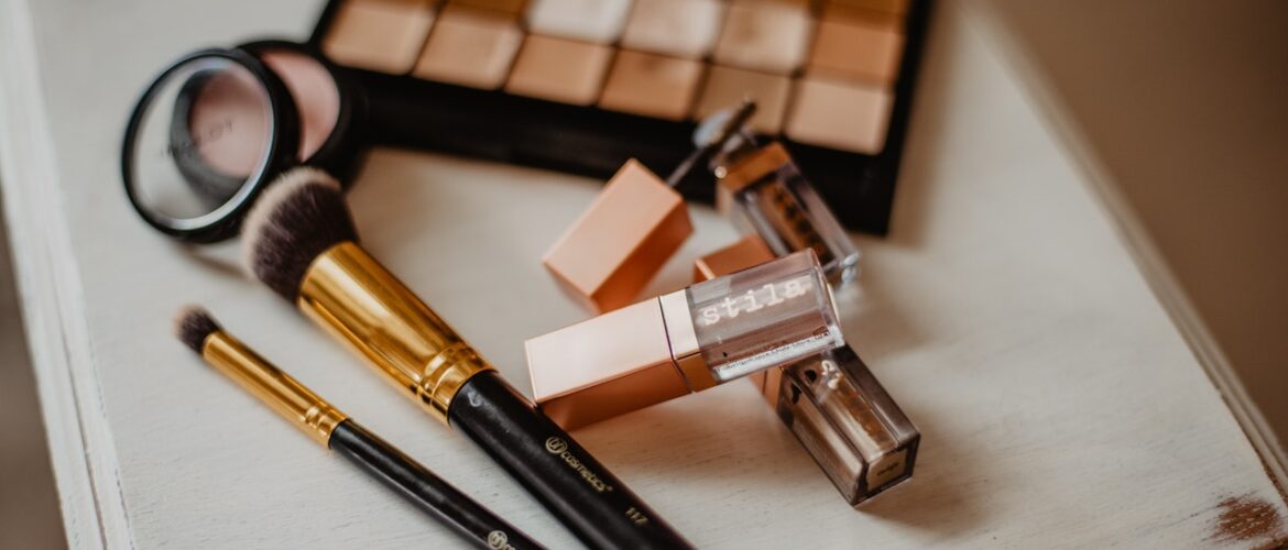 Mini kosmetyki podróżne: Praktyczne rozwiązanie dla aktywnych kobiet!