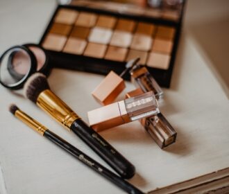 Mini kosmetyki podróżne: Praktyczne rozwiązanie dla aktywnych kobiet!