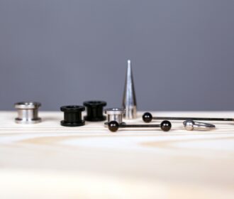 Kluczowa rola nakrętki do kolczyka w biżuterii